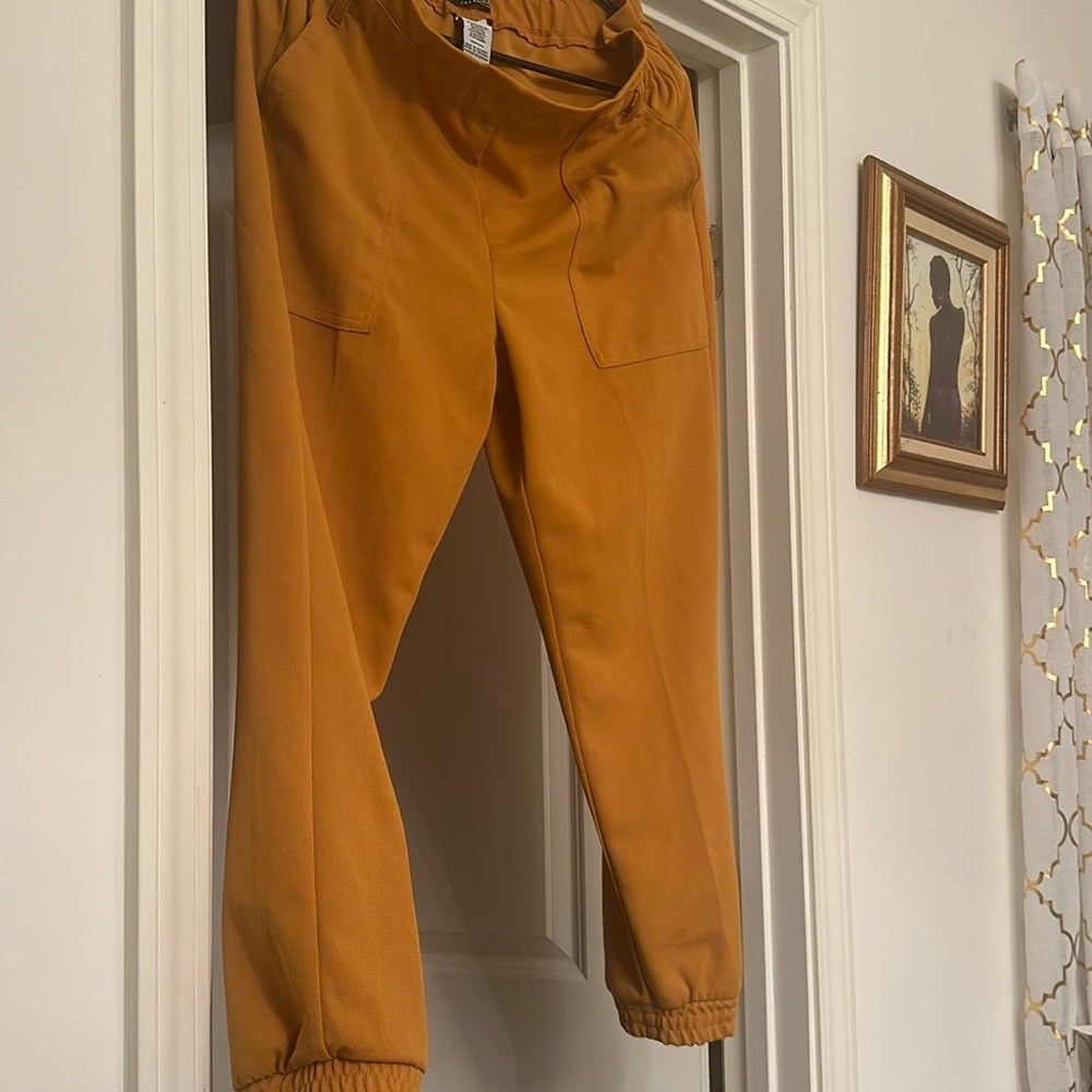 Trousers with belt included. Fitted ankle